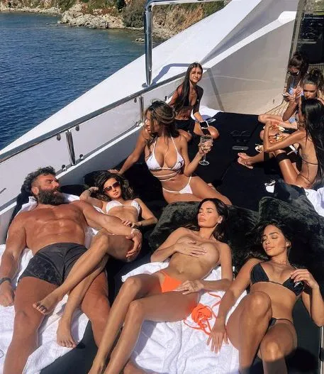 Bilzerian e várias mulheres em seu iate