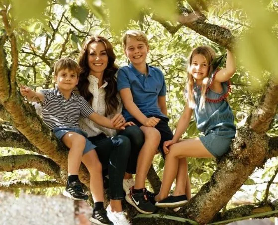 Kate e os três filhos.
