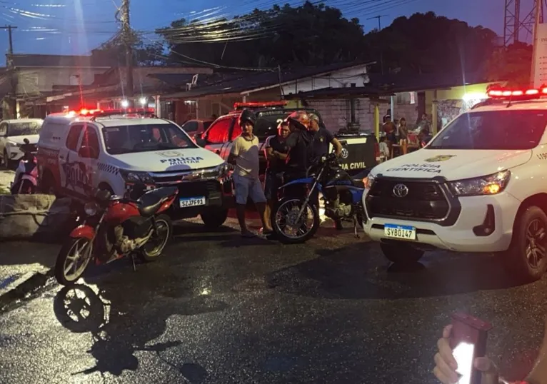 Mesmo com a presença das policias Militar e Científica, local de crime reúne curiosos