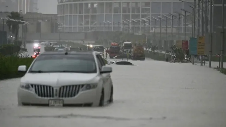 Chuvas caíram tão rapidamente que alguns motoristas foram forçados a abandonar os seus veículos quando as águas aumentaram, as estradas se transformaram em rios.