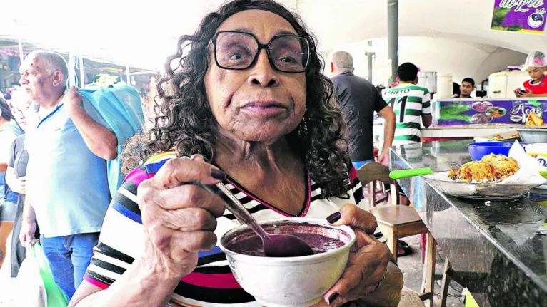 Elizabeth reclama que o açaí está fino