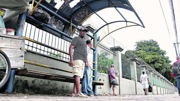 Usuários sofrem com paradas de ônibus abandonadas