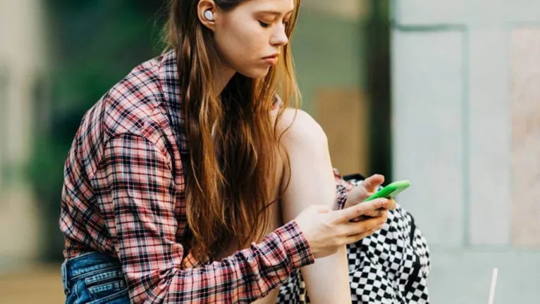 Mulher usando um fone de inserção