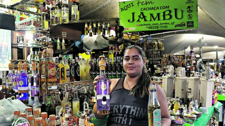 Na feira, centenas de trabalhadores, como Joiciane, ganham seu pão e contam histórias do local