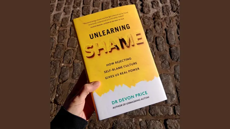 Livro "Unlearning Shame" (Desaprendendo a vergonha, em tradução livre) publicado por Devon.