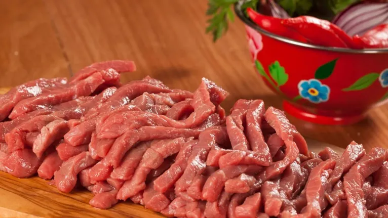A carne precisa estar bem macia e ser cortada em formato de tirinhas