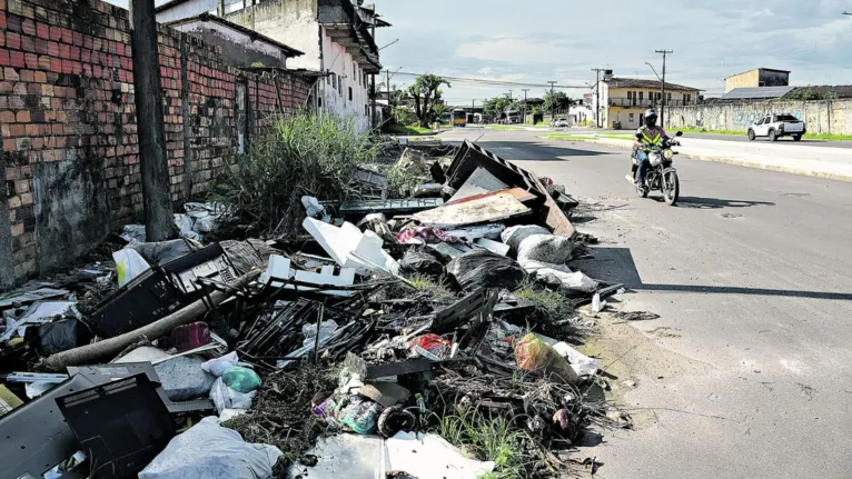 A sujeira em vias do Distrito Industrial tem causado preocupação e revolta