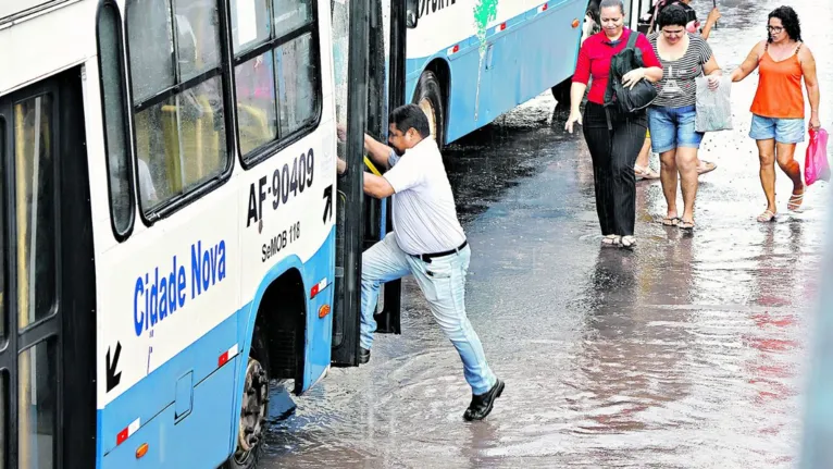 Buracos e lixo causam transtornos em Belém e Ananindeua 