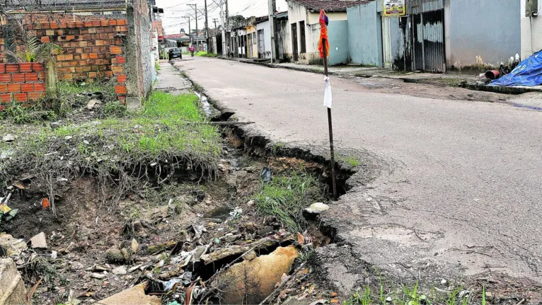 Ananindeua tem lixo e buracos para todo lado