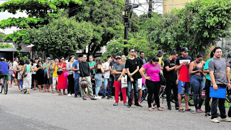 As pessoas tiveram de enfrentar fila na Central de Atendimento ao Eleitor.