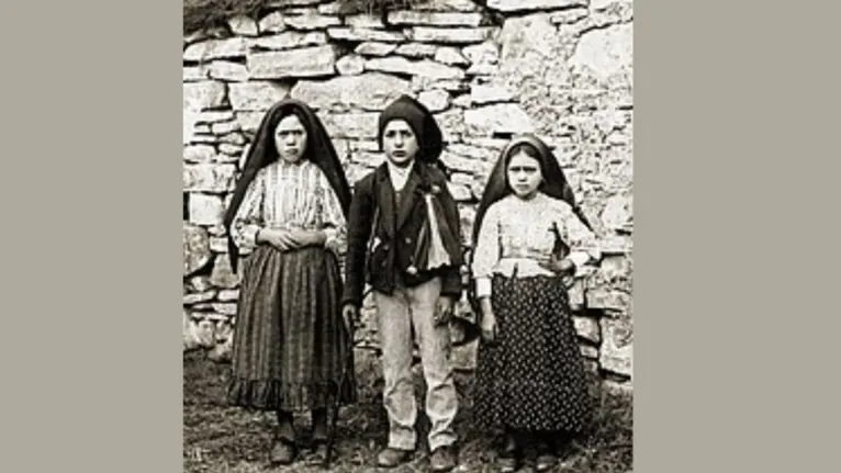 Os três pastorinhos de Fátima: Lúcia, Francisco e Jacinta.