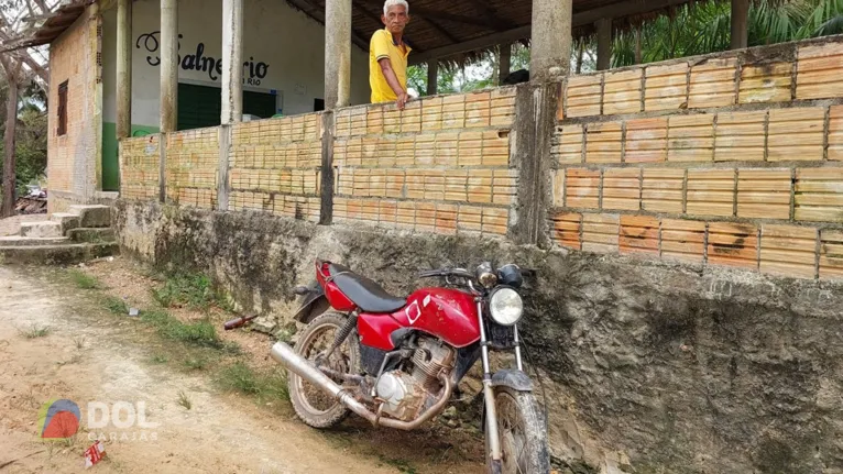 Francisco de Assis e a moto que conseguiu tirar da casa antes do fogo consumir tudo