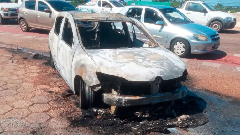 O carro foi totalmente consumido pelas chamas