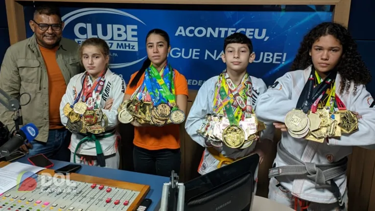 Giovana Guedes e outros alunos campeões de Jiu-jitsu da academia Avante estiveram na Rádio Clube