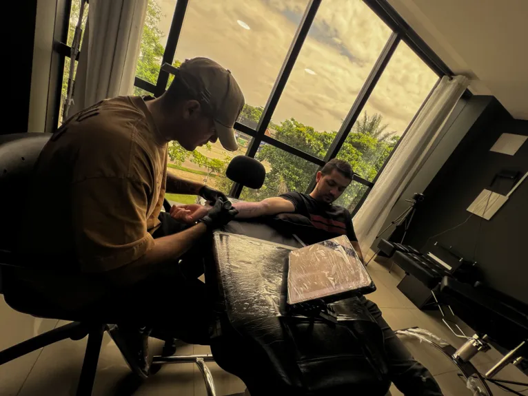 Fjunior Tattoo destaca a importância da tatuagem para a autoestima do cliente.