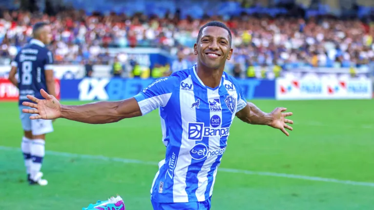 Jean Dias saiu sorridente após marcar o gol que deu início à vitória do Lobo.