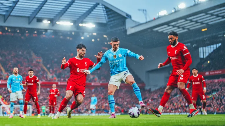 Premier League entra na reta final e briga pelo título fica acirrada.