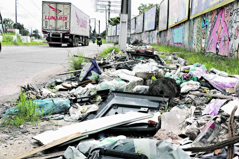 Abandono: ruas de Ananindeua estão tomadas de lixo