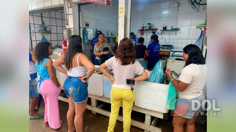 Muitas pessoas na Feira da Folha 28 comprando pescado