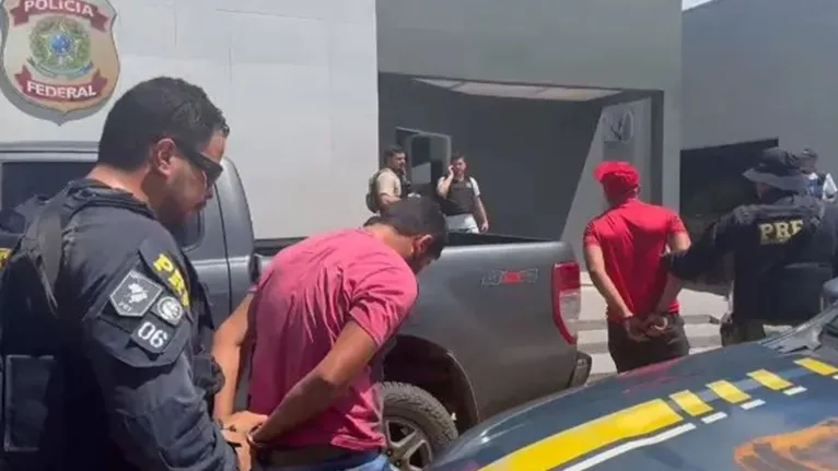 Os policiais federais abordaram os carros utilizados pelos indivíduos na ponte sobre o Rio Tocantins