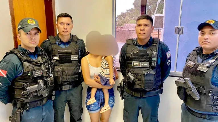 Mãe e filha com equipe de militares que resgatou a criança