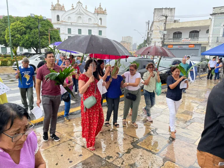 Por conta da chuva, ao contrário de que como tradicionalmente acontece, a procissão segui numa linha reta e não contornou a praça.