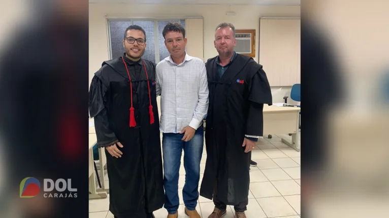 Advogados de defesa Carlos Lobo, Arnaldo Ramos e o réu Rhomes Cury Campos Goudinho