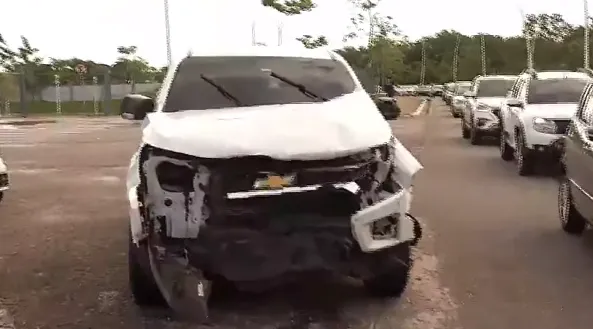 Carro atingido pela Tucson que entrou na contramão da avenida.