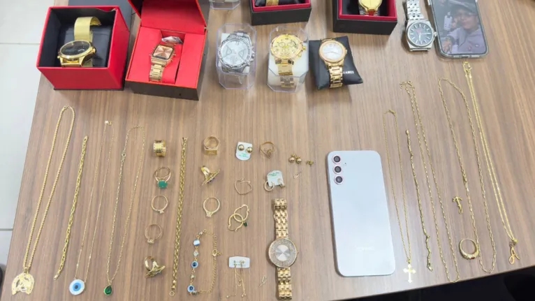 Em posse da mulher, a polícia apreendeu joias, celulares, relógios, além de veículos.