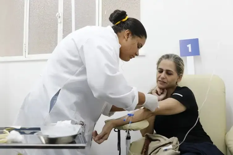Paciente recebe atendimento médico para dengue na Policlínica Hélio Pellegrino.