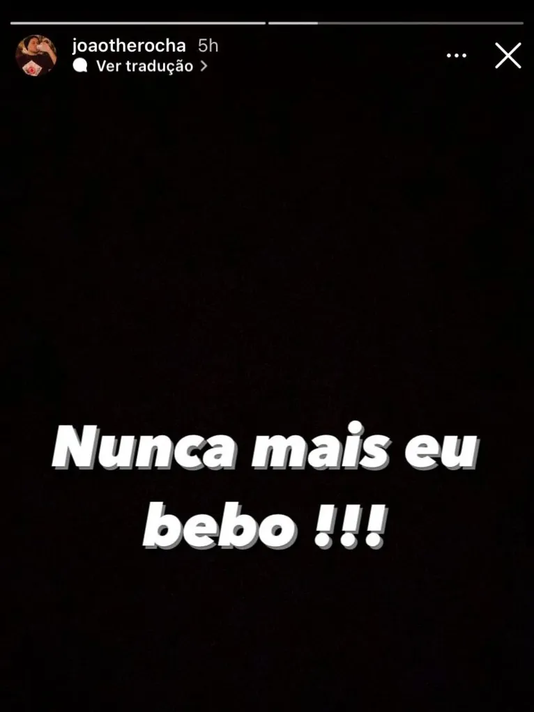 João The Rocha é expulso após tomar banho no lago do Hangar