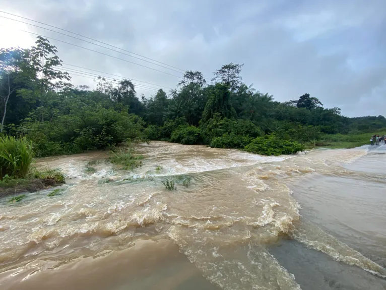 Vídeo: rio transborda, alaga a BR-010 e carreta tomba na via