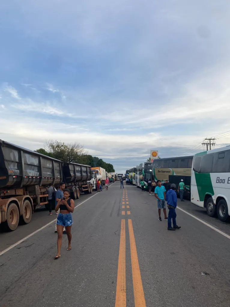 Vídeo: rio transborda, alaga a BR-010 e carreta tomba na via