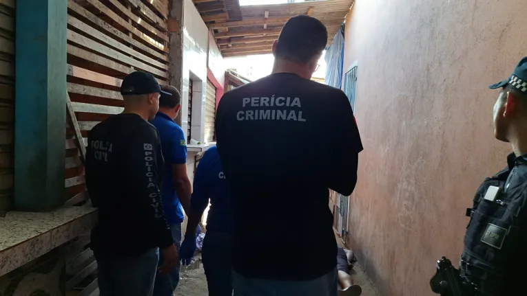 Equipes das Polícias Civil e Militar, além da Polícia Científica, estiverem presentes no local do crime.