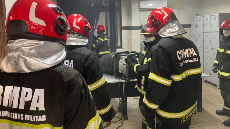 Bombeiros utilizaram equipamento exaustor para fazer a dispersão da fumaça concentrada nas dependências da Central de Polícia de São Brás