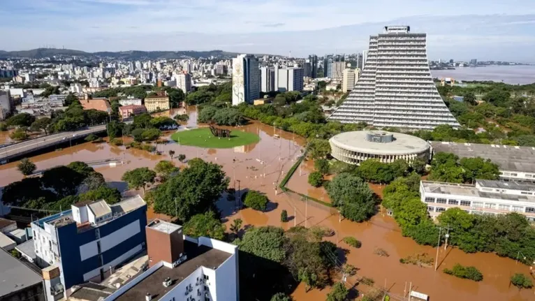 Situação é triste e cerca de 100 mil casas foram destruídas ou danificadas