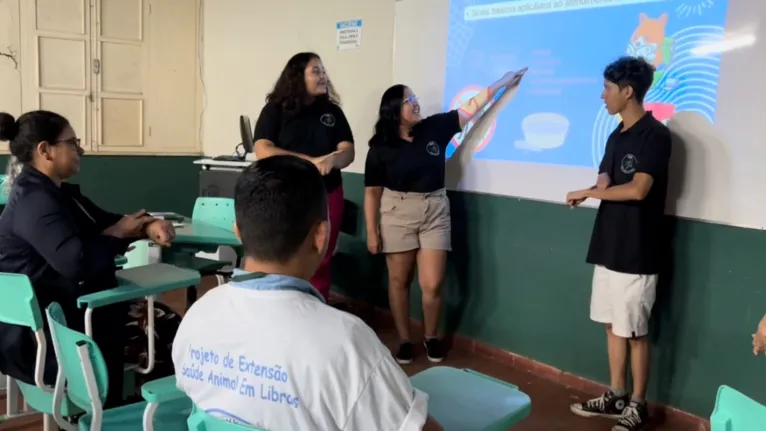 Nas oficinas, os alunos aprendem a teoria e em seguida vão para a prática.