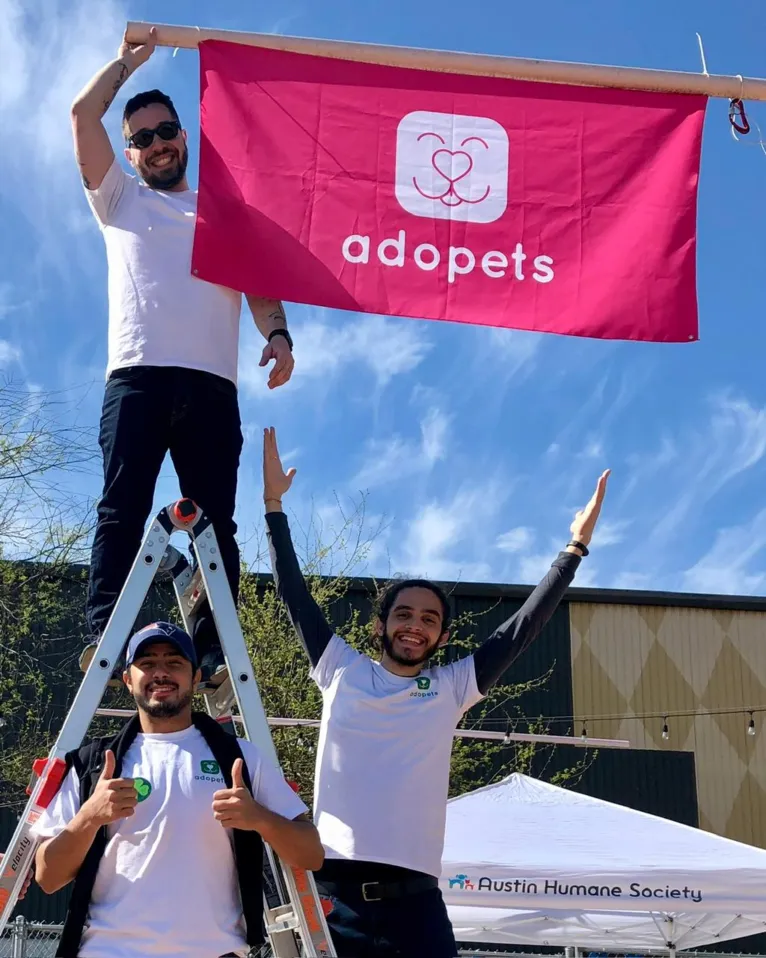 Criadores da Adopets, uma iniciativa de sucesso no mundo