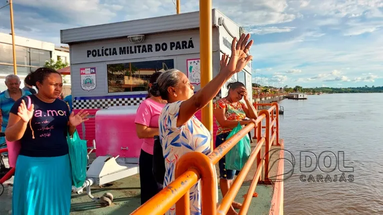 Mulheres na orla oram para que adolescente seja logo encontrada