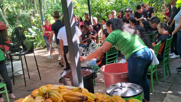 Durtante visita, os alunos tiveram a oportunidade de conhecer as diferentes etapas de produção do chocolate.