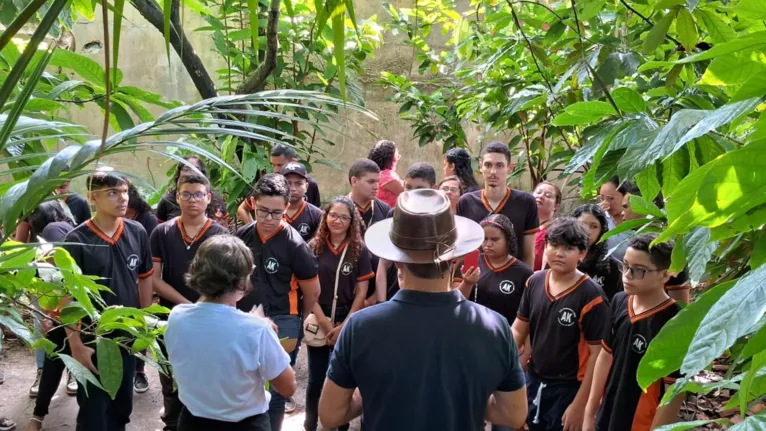 Os estudantes também aprenderam alguns detalhes sobre o cultivo do cacau.