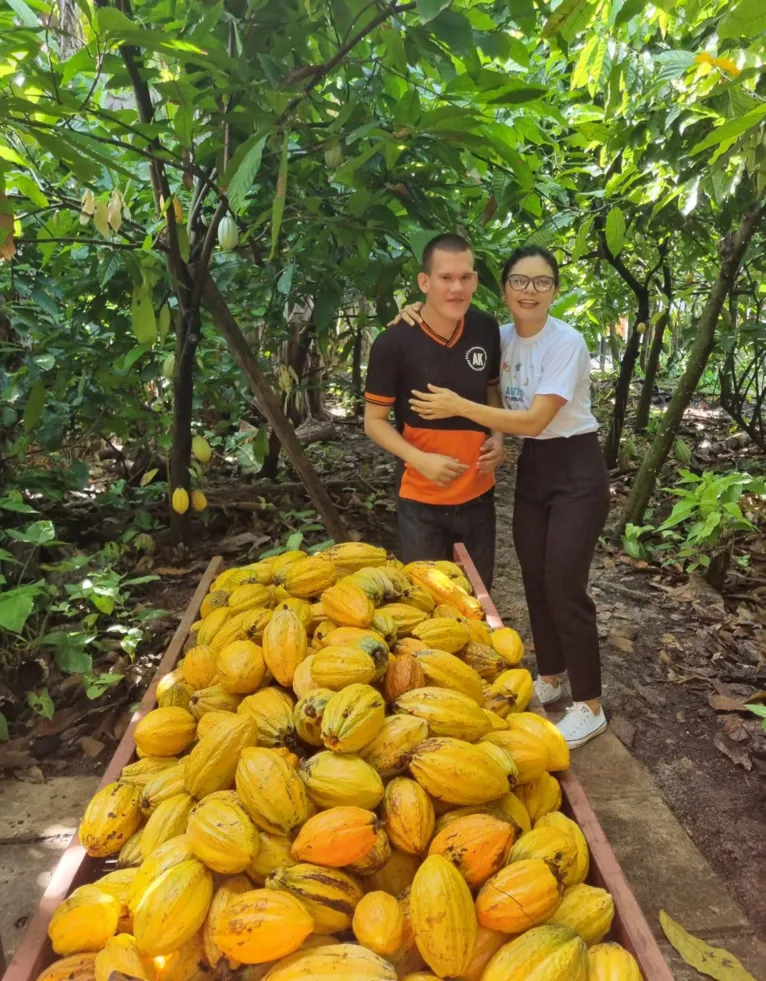 Alunos PCDs têm experiência única em fábrica de chocolate