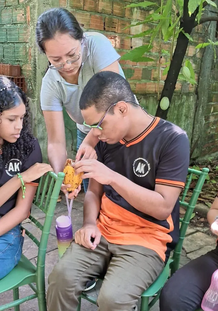 Alunos PCDs têm experiência única em fábrica de chocolate