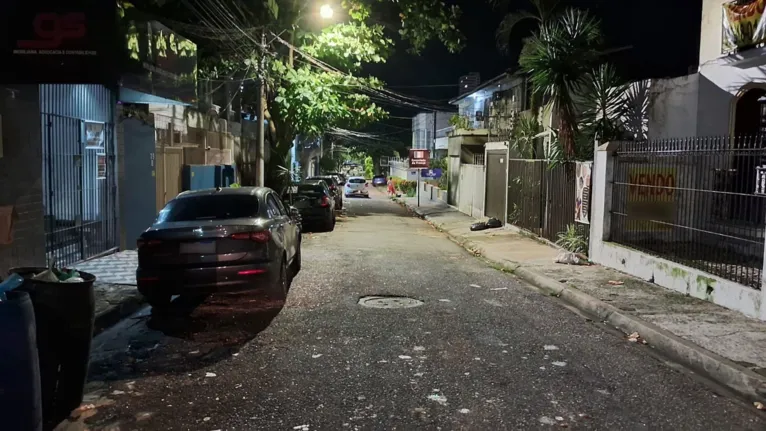 Rua em Belém, capital paraense, em que motoristas optam por deixar os carros na rua. Um perigo que pode ser encarado como fraude