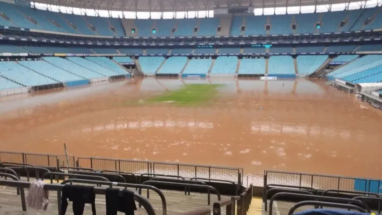 O gramado da Arena do Grêmio ficou irreconhecível após a inundação.