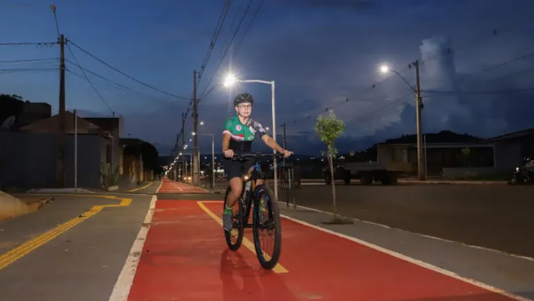 A servidora pública Ione Ferreira pedala de 40 a 90 km por semana.