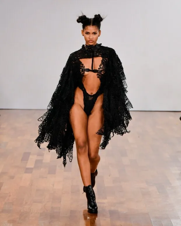 SPFW destaca cabelos volumosos com texturas, faixas e coques