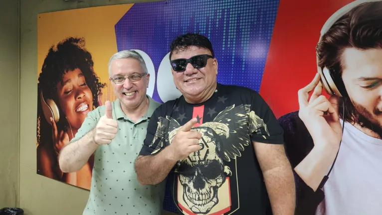 Jorge Kobara e o cantor Chyco Salles nos estúdios da 99 FM