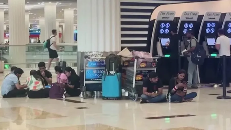 Aeroportos ficaram inundados, vários vôos foram cancelados por conta da forte chuva.