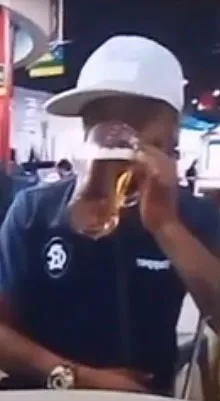 Durante passagem pelo Clube do Remo, Edgar chegou a ser fotografado tomando um chope com a camisa do clube.